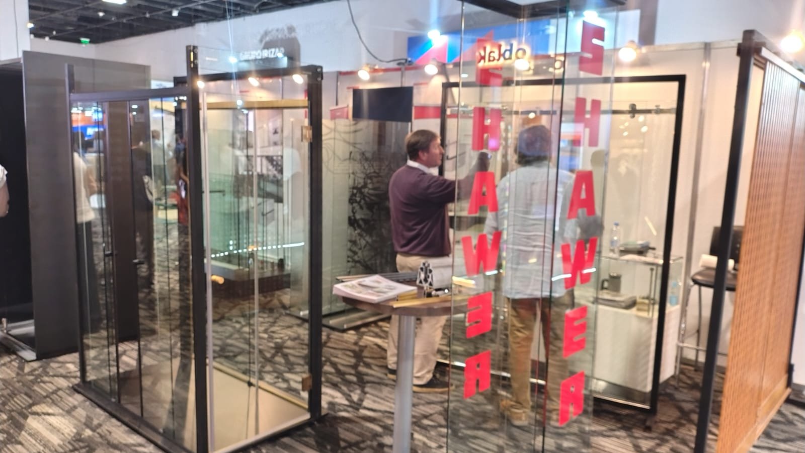 soluciones en cristal y metal