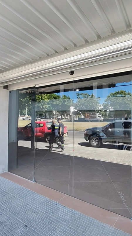 instalacion y mantenimiento de puertas