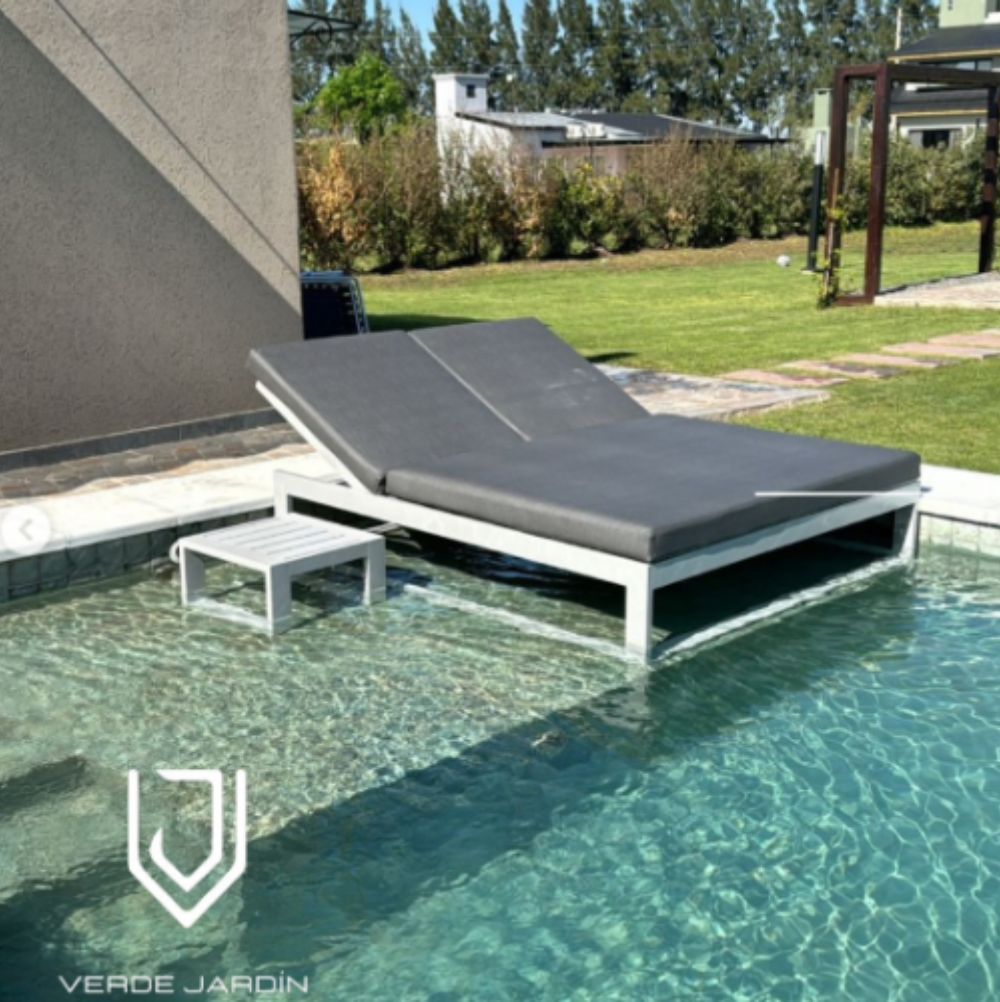 Los sillones modernos para exterior se han convertido en una opción cada vez más buscada para quienes desean aprovechar patios, jardines y terrazas durante todo el año. Sin embargo, al momento de elegirlos, el diseño no es el único factor que importa: también entran en juego la resistencia a las condiciones climáticas, la comodidad y la facilidad de mantenimiento. En este contexto, Verde Jardín Muebles desarrolla propuestas que combinan una estética contemporánea con materiales preparados para acompañar el uso cotidiano de los espacios al aire libre.